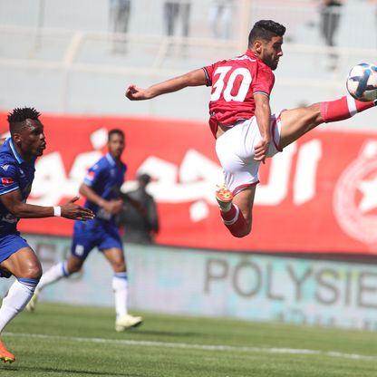 ياسين الشماخي لاعب النجم الساحلي (بالقميص الأحمر) يحاول السيطرة على الكرة وسط متابعة من عمر فال لاعب الاتحاد المنستيري في الدوري التونسي - 4 مايو 2024