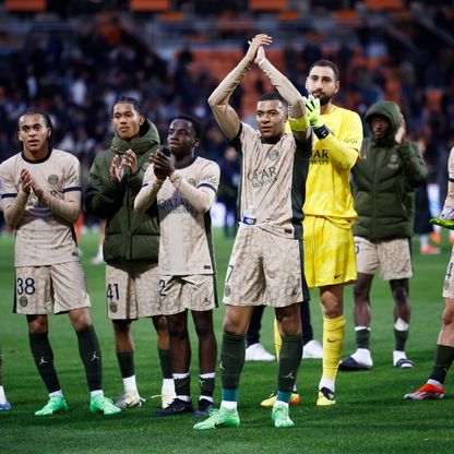 لاعبو باريس سان جيرمان يحيون الجماهير بعد الفوز على لوريان - 24 أبريل 2024