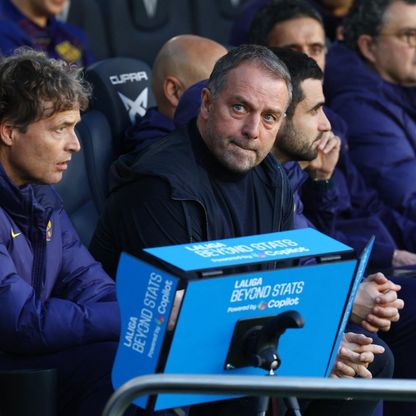 فليك يدافع عن الطاقم الطبي: أنا المسؤول عن إصابات برشلونة