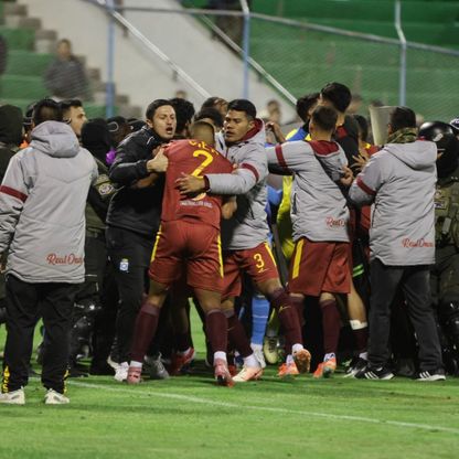 شاهد.. شجار عنيف و17 بطاقة حمراء في مباراة واحدة