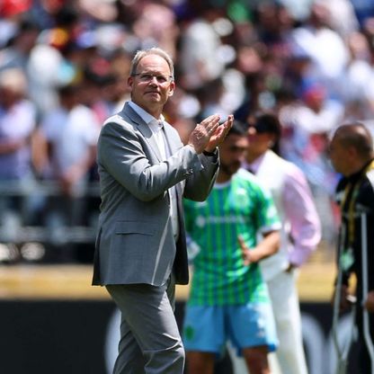 مدرب سياتل: تعلمت التواضع من لويس إنريكي