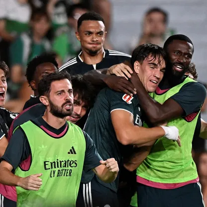 كارلوس إسبي يحتفل مع لاعبي ريال مدريد بعد هدف الفوز ضد إلتشي - 15 سبتمبر 2026