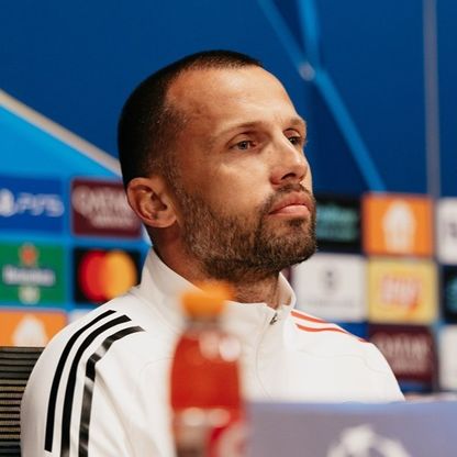 "أرجوك أبلغني بالمزيد".. تعليق مدرب أياكس على غياب هداف إنتر