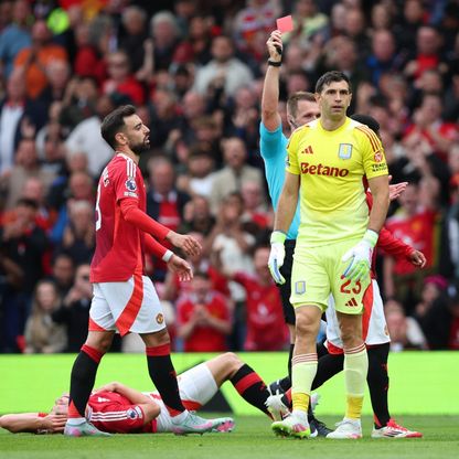 هل خدعه يونايتد؟.. أفضل حارس في العالم ودع ناديه ثم عاد خائب الرجاء