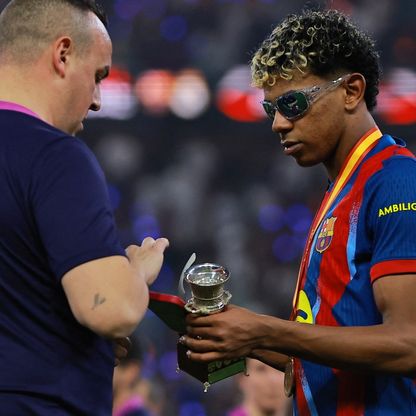 "سيجارة" تتسبب في أزمة خلال احتفالات يامال بالسوبر الإسباني