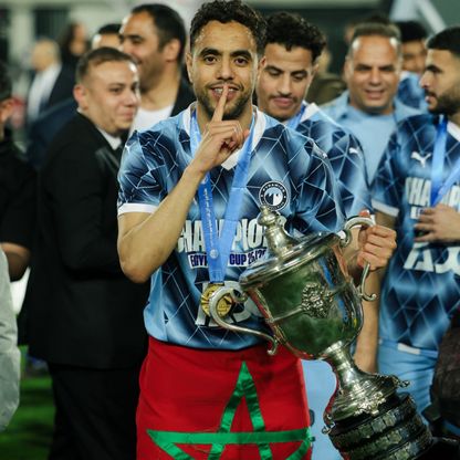 لماذا تسلم الشيبي لاعب بيراميدز ميدالية "نسائية" بعد الفوز بكأس مصر؟