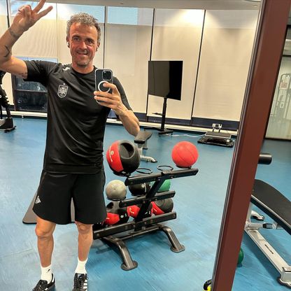 لويس إنريكي يبهر لاعبيه.. ما سر اللياقة البدنية لمدرب باريس سان جيرمان؟