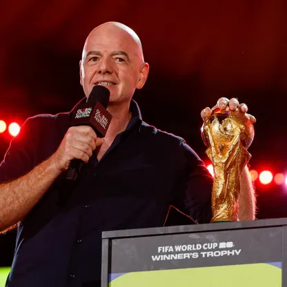 رئيس الاتحاد الدولي لكرة القدم جياني إنفانتينو يقف بجانب كأس العالم في مدينة نيويورك - 27 سبتمبر 2025