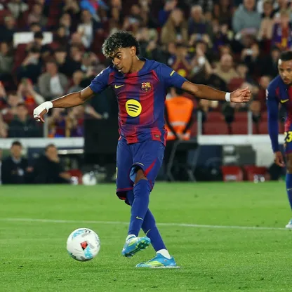 لامين يامال مهاجم برشلونة في طريقه لتسديد ركلة جزاء بنجاح في مرمى سيلتا فيغو في الدوري الإسباني - 22 أبريل 2026