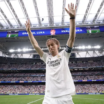 لوكا مودريتش يودّع جمهور "سانتياغو برنابيو" بعد مباراة بين ريال مدريد وريال سوسيداد - 24 مايو 2025