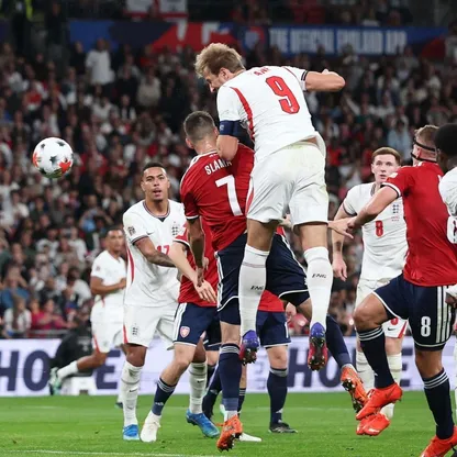 هاري كين يودع الكرة برأسه في مباراة إنجلترا والتشيك بدوري الأمم الاوروبية - 6 اكتوبر 2026