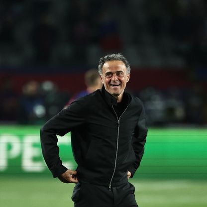 لويس إنريكي مدرب باريس سان جيرمان يحتفل بعد الفوز على برشلونة في إياب ربع نهائي دوري أبطال أوروبا - 16 أبريل 2024