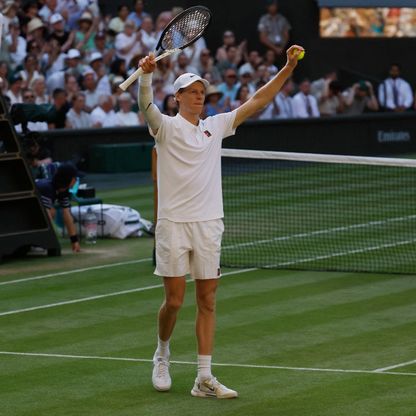 سينر يقصي دجوكوفيتش ليواجه ألكاراز في نهائي ويمبلدون للتنس