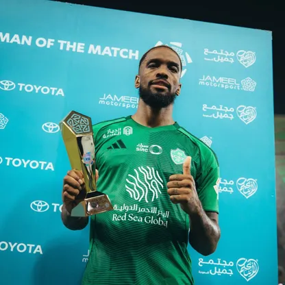 إيفان توني مهاجم الأهلي مع جائزة أفصل لاعب في مباراة الحزم بالدوري السعودي - 5 فبراير 2026