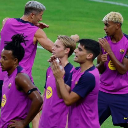 شاهد.. لامين يامال وليفاندوفسكي يتبادلان اللكمات في مران برشلونة