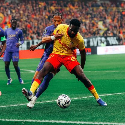 هزيمة دراماتيكية للانس أمام موناكو تهدد صدارته بالدوري الفرنسي