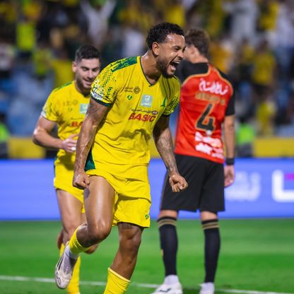 "هاتريك" جوشوا كينغ يقود الخليج لفوز ساحق على الرياض