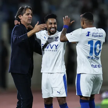 سيموني إنزاغي مدرب الهلال مع مالكوم وسالم الدوسري خلال مباراة الأخدود في الدوري السعودي - 5 فبراير 2026