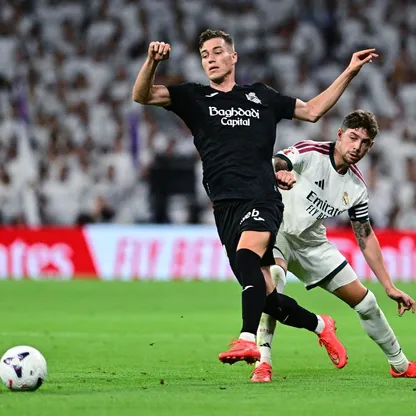فيدي فالفيردي قائد ريال مدريد يحاول استخلاص الكرة من أحد لاعبي ريال سوسيداد خلال مواجهة الفريقين - 26 أغسطس 2026