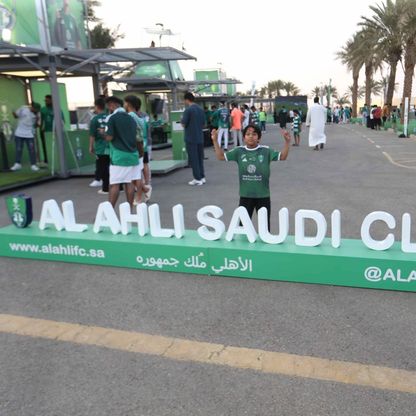 أجواء احتفالية خارج ملعب الجوهرة لجماهير الأهلي قبل مواجهة الرائد في الدوري السعودي - 8 نوفمبر 2024