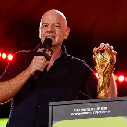 جياني إنفانتينو رئيس الاتحاد الدولي لكرة القدم "فيفا" وإلى جواره كأس العالم - 28 سبتمبر 2025
