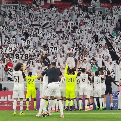 لاعبو السد يحتفلون مع الجماهير بعد الفوز على الشمال والتتويج بلقب الدوري القطري - 24 أبريل 2024
