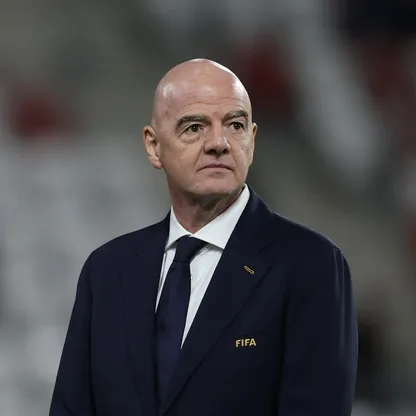 رئيس "فيفا" جياني إنفانتينو خلال تسليم الكأس عقب فوز إسبانيا بكأس العالم للسيدات تحت 20 سنة  - 27 سبتمبر 2026