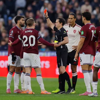 لوكاس باكيتا لاعب وست هام يتعرض للطرد أمام ليفربول بالدوري الإنجليزي - 30 نوفمبر 2025