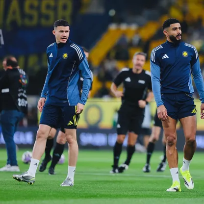 عبد الله الحمدان (يسار) مهاجم النصر الجديد قبل مواجهة الاتحاد في كلاسيكو الدوري السعودي - 6 فبراير 2026