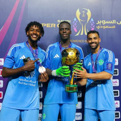 الأهلي يقرر منح لاعبيه مكافاة كأس السوبر السعودي "كاملة"