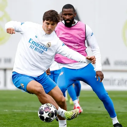 غونزالو غارسيا (يسار) في مران ريال مدريد مع روديغر - 10 مارس 2026