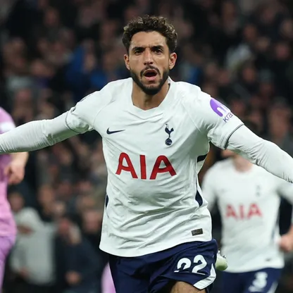 عمر مرموش مهاجم توتنهام يحتفل بهدفه أمام كوفنتري سيتي بالدوري الإنجليزي - 19 أكتوبر 2026