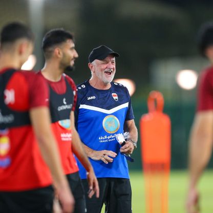 مدرب العراق يحذر لاعبيه من الانشغال بالحكم خلال مواجهة إندونيسيا