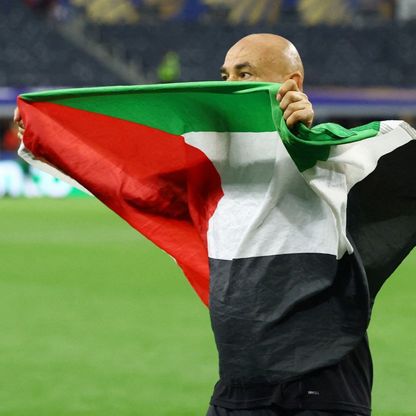 "فيفا" يرد على إمكانية معاقبة حسام حسن بسبب علم فلسطين