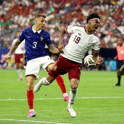 لامين يامال ولوكا دين خلال مباراة إسبانيا وفرنسا بنصف نهائي كأس العالم - 14 يوليو 2026