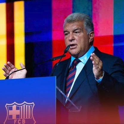 رئيس برشلونة جوان لابورتا يخرج من المستشفى بعد وعكة مفاجئة