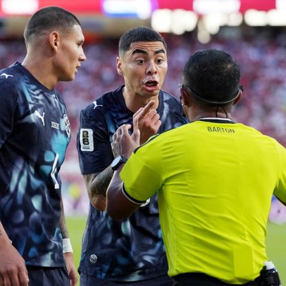 غطّى فمه فطُرد.. القوانين الجديدة تصطاد ألميرون للمرة الثانية في كأس العالم