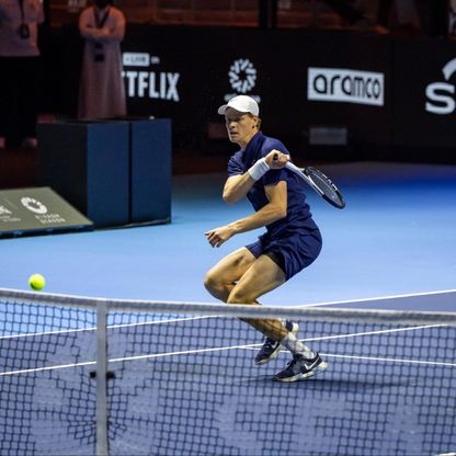 "Six Kings Slam".. سينر يلاقي دجوكوفيتش في نصف النهائي