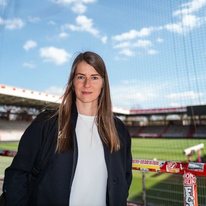 مدربة يونيون برلين تتجاهل الجدل وتؤكد تركيزها على كرة القدم