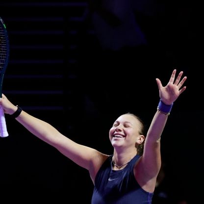 أنيسيموفا تعبر شفيونتيك إلى نصف نهائي البطولة الختامية بالرياض