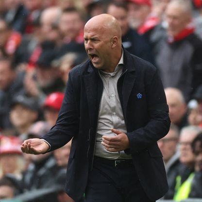 سلوت: لا أواجه صداعاً في الاختيار بين إيكيتيكي وإيزاك بهجوم ليفربول