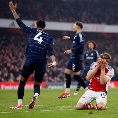 أستون فيلا يستغل هفوات دفاع أرسنال ويدرك التعادل