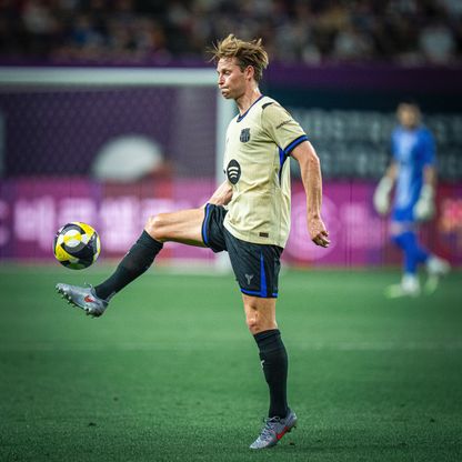 دي يونغ "يتحدى" برشلونة بدعمه احتفاظ تير شتيغن بشارة القيادة