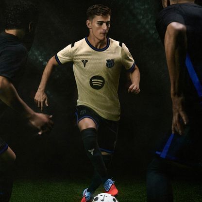 قميص برشلونة يجلب "عقلية مامبا" إلى كرة القدم تكريماً لكوبي براينت