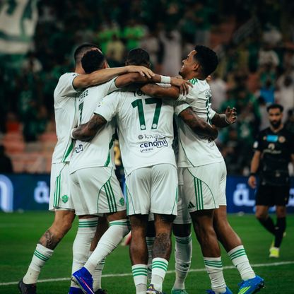 شاهد.. الأهلي يفرض هيمنته على ضمك مبكراً في الشوط الأول