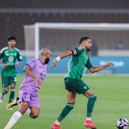 رياض محرز نجم الأهلي يقود هجمة للفريق أمام الخلود بمباراة الفريقين بدوري روشن السعودي - 17 مايو 2025