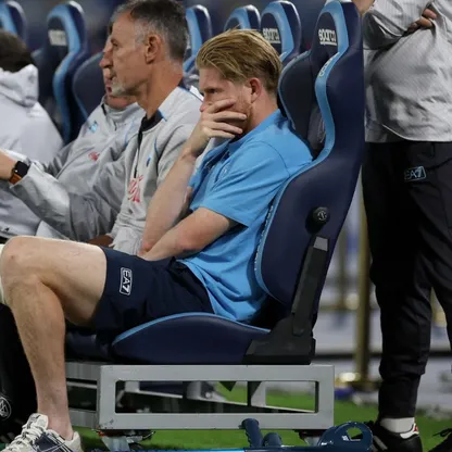 دي بروين يتحسر على إصابته في مباراة إنتر ميلان ونابولي بالدوري الإيطالي - 25 أكتوبر 2025