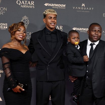 "بزنس" لامين يامال.. التعرّف على والدته والتقاط صور حصرية معها