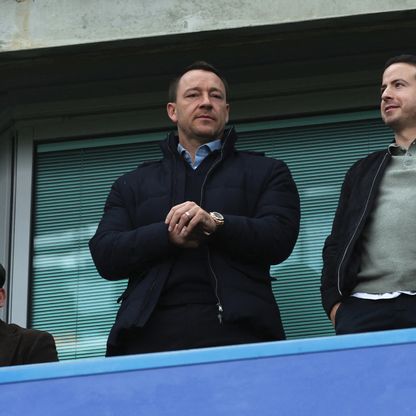 أسطورة تشيلسي "قلِق ومحبط" بعد إقالة ليام روسينيور ويخشى التضحية بنجومه