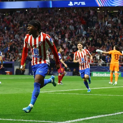 أديولا لوكمان لاعب أتلتيكو مدريد يحتفل بهدفه في مرمى برشلونة في إياب ربع نهائي دوري أبطال أوروبا - 14 أبريل 2026